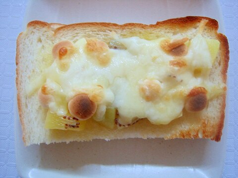 キウイ&ボーロのチーズトースト